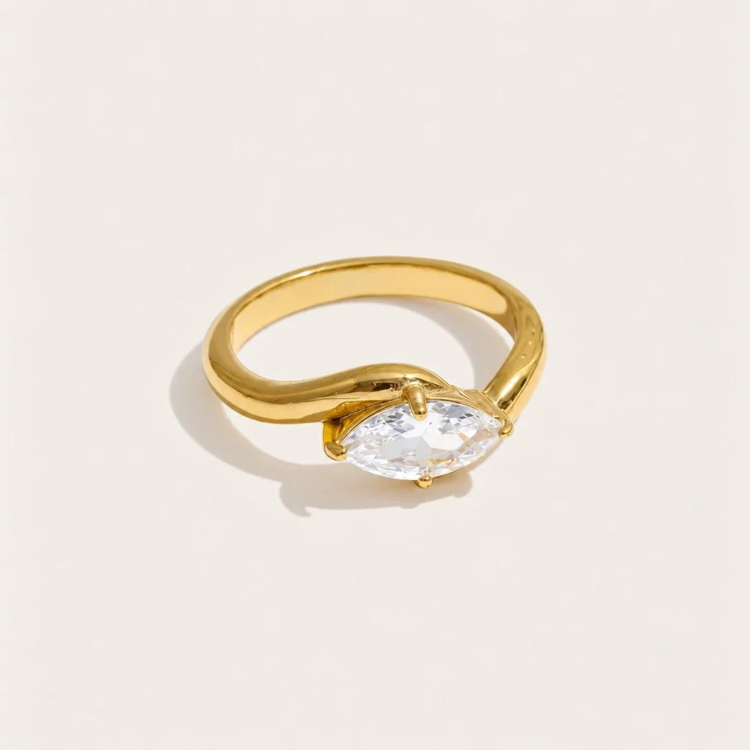 Gold Vague RING: a broad, undulating wave band with a white zirconia set in the curve — Folie à Trois