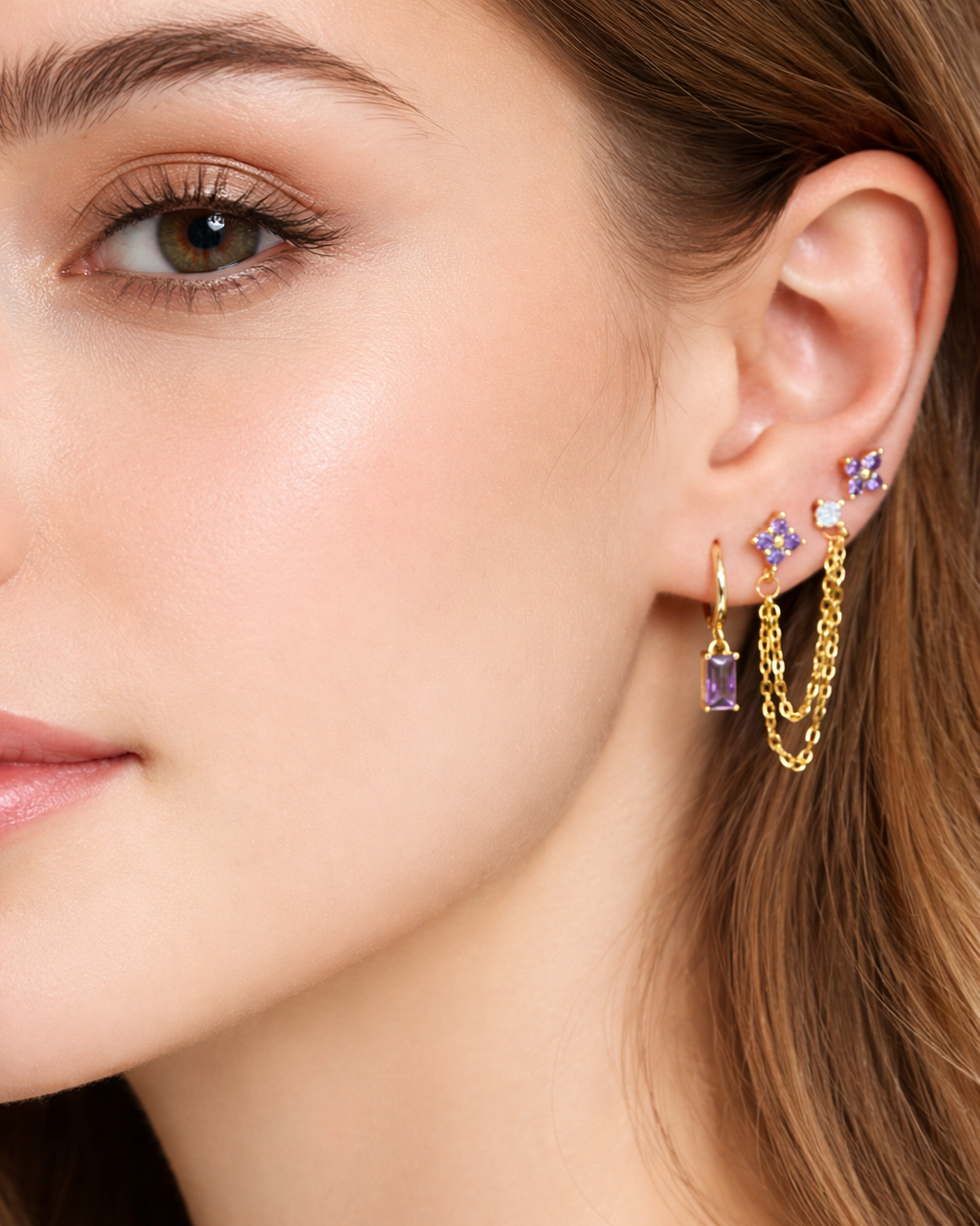 Worn along the ear, Robbie SET shows its chained star studs and hoop dangle together in a soft purple colorway.